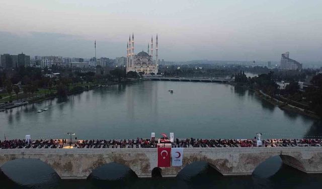 Kızılay'ın geleneksel Taşköprü iftarında binlerce kişi aynı sofrada buluştu