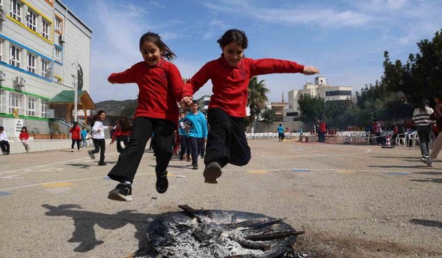 Kozan'da öğrenciler Nevruz'u coşkuyla kutladı