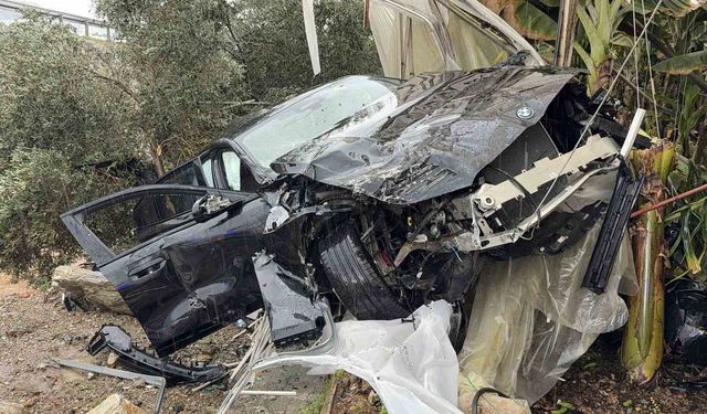 Lüks otomobil seraya daldı aynı noktada 3 günde ikinci kaza: 4 yaralı