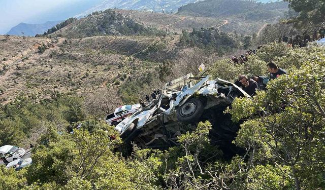Mersin'de işçi servisi uçuruma yuvarlandı: 3 ölü 11 yaralı