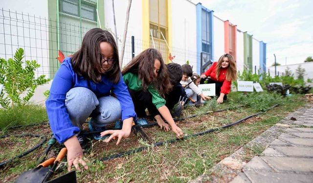 Mersin'de minikler Doğa Atölyesinde toprakla buluşuyor