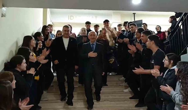 Meslek hayatında 50 bin öğrencinin hayatına dokunan 40 yıllık öğretmene alkışlar içerisinde hüzünlü veda