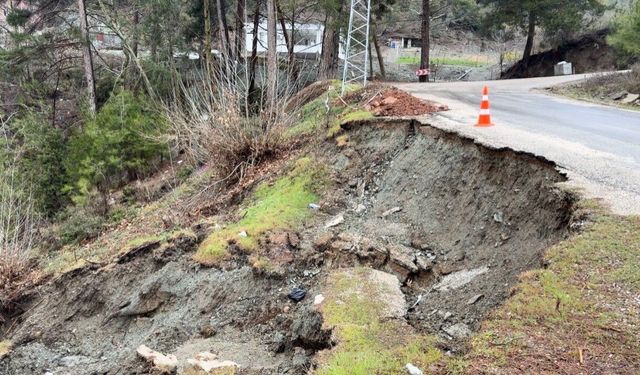 Osmaniye'de yoğun yağmur sonrası yol çöktü