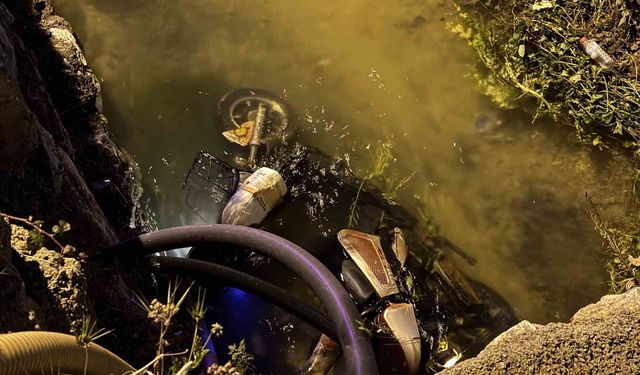 Otomobilin çarptığı elektrikli bisiklet kanala düştü: 1 ölü, 1 yaralı