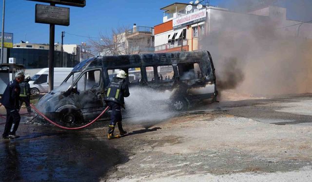 Park halindeki servis ve otomobil alev alev yandı, araç sahibi kriz geçirdi