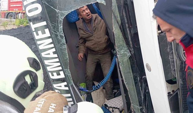 Samandağ'da devrilen tırın sürücüsü yaralandı