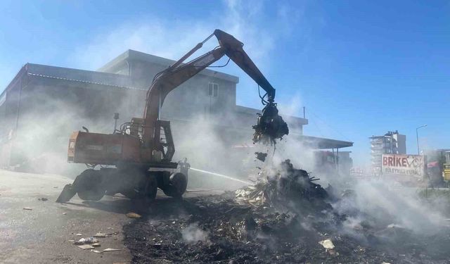 Sanayi sitesinde hurda yangını iş yerlerine sıçramadan söndürüldü