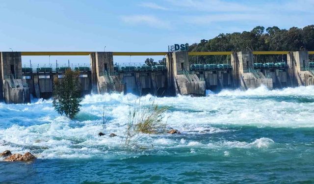 Seyhan Barajı'nda kapaklar açıldı: Çağlayan sular Seyhan Nehri ile buluştu