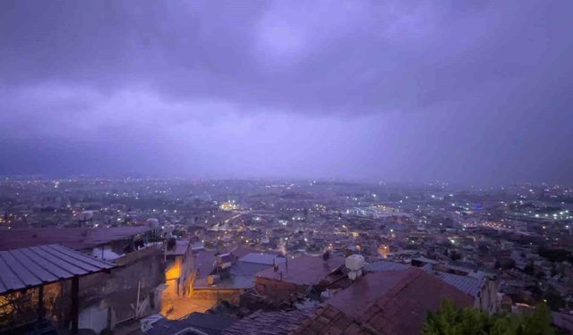 Şimşeklerin geceyi aydınlattığı Hatay'da dolu yağışı yolları göle çevirdi