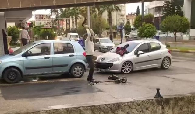 Sürekli bozulan scootera sinirlendi, öfkesini taşla parçalayarak çıkardı