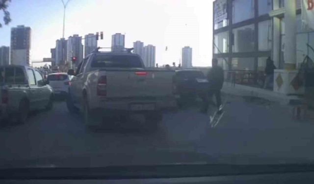 Trafikte tartıştıkları kişinin aracına sopa ve sandalyelerle saldırdılar