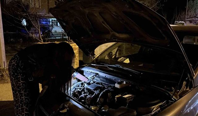 Uygulama noktasında arızalanan otomobilin yardımına, uygulamada durdurulan genç kadın usta koştu