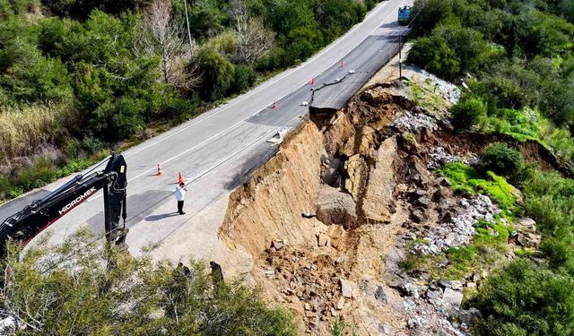 Yolda heyelan: Yarısı çöktü, içme suyu hattı zarar gördü