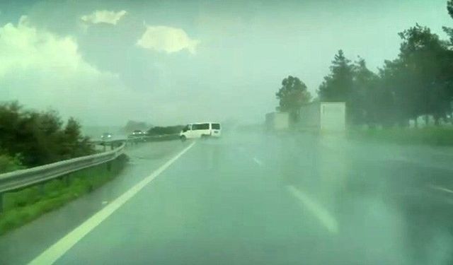 Adana'da panelvan araç takla attı