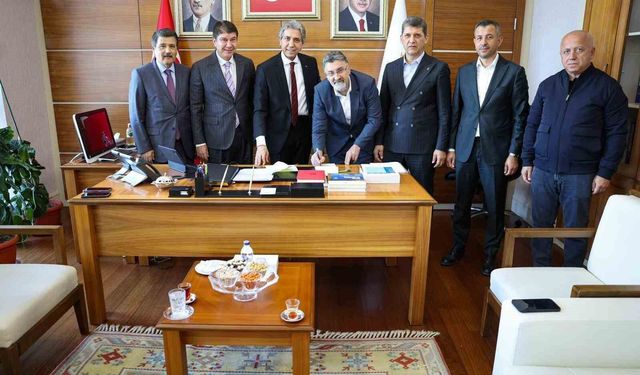 AK Parti'ye katılan Serik Belediye Başkanı Kumbul: 'Hemşehrilerimize en iyi hizmeti sunmak amacıyla yeni bir yol yürümeye karar verdim'