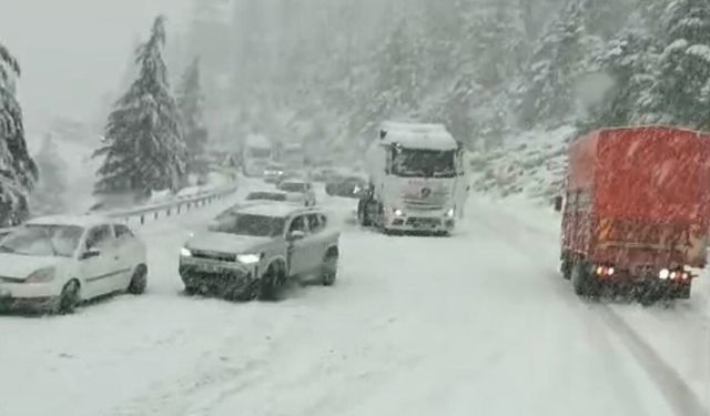 Alacabel'de nisan ayında kar sürprizi, sürücüler zor anlar yaşadı