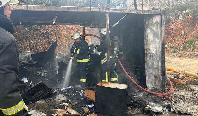 Alanya'da işçilerin kaldığı konteyner alevlere teslim oldu