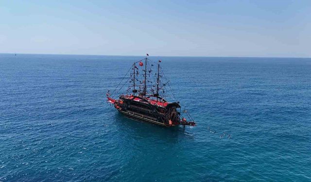 Alanya'da yaz erken geldi, yerli ve yabancı turistler sahile koştu