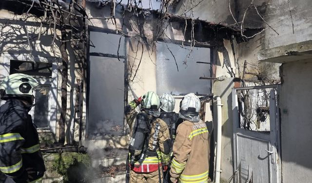 Antakya'da metruk bina yangını