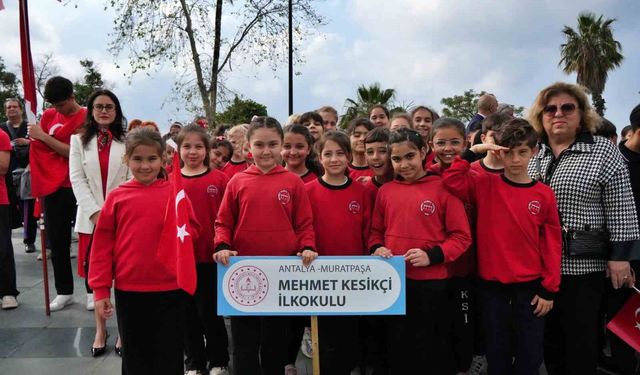 Antalya'da 23 Nisan kutlamaları çelenk sunma töreniyle başladı