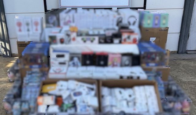 Antalya'da 3,5 milyon liralık kaçak elektronik eşya ve oyuncak ele geçirildi