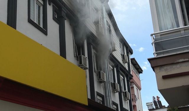 Antalya'da apartman dairesindeki yangın korkuttu: 5 kişi tedbir amaçlı hastaneye götürüldü