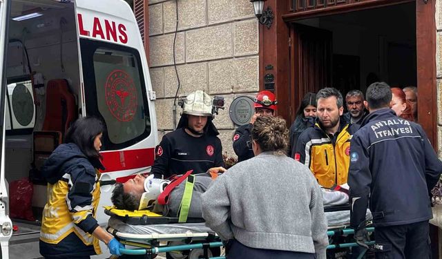 Antalya'da depoya inmek isterken düşen genç yaralandı