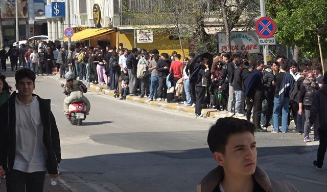 Antalya'da indirimli ikinci el giyim mağazası açılışı yoğun ilgi nedeniyle izdihama dönüştü