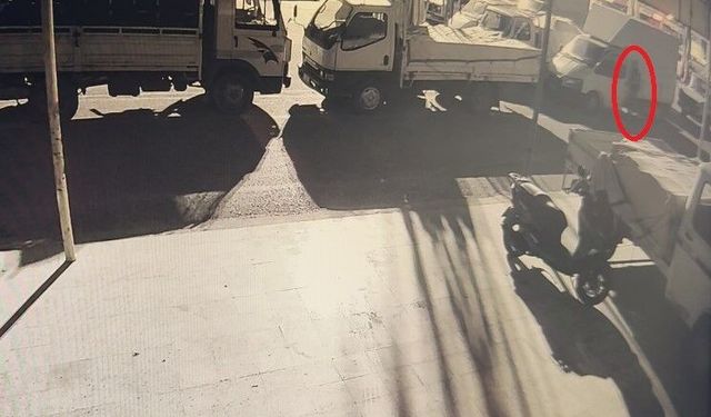 Antalya'da üzerinde anahtarı unutulan biber yüklü kamyonet terk edilmiş halde bulundu