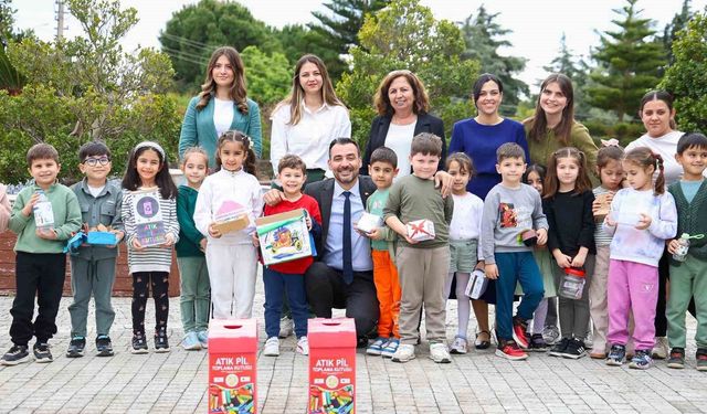 Başkan Vekili Çiçek miniklerle birlikte atık pil topladı
