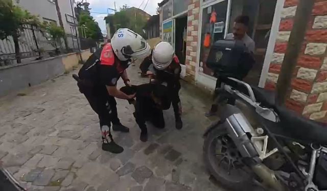 Boğazına şeker kaçan motorcuyu, polis Heimlich manevrasıyla kurtardı