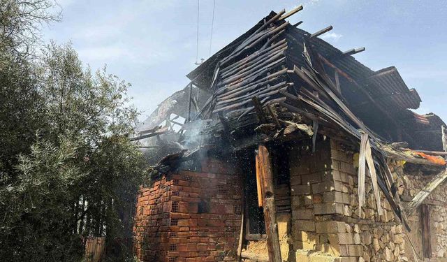 Burdur'da boş ahşap evde yangın