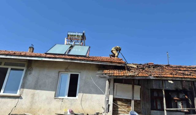 Burdur'da çıkan yangında ev ve ahır zarar gördü