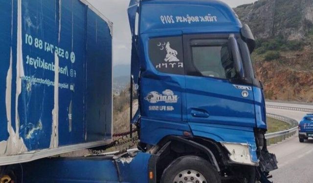 Burdur'da kontrolden çıkan tır demir bariyerlere çarptı