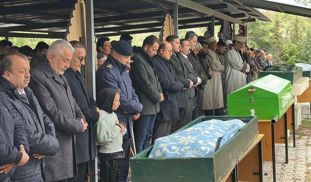 Burdur'daki kazada hayatını kaybeden tarım işçileri toprağa verildi