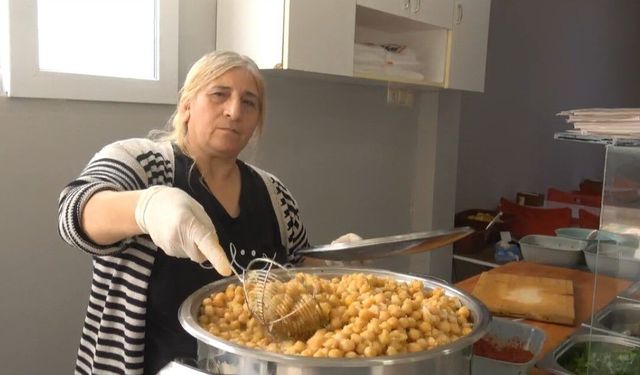 Döneri ile meşhur Hatay'da nohut dürümcü kadın vatandaşların damak lezzetini değiştirdi