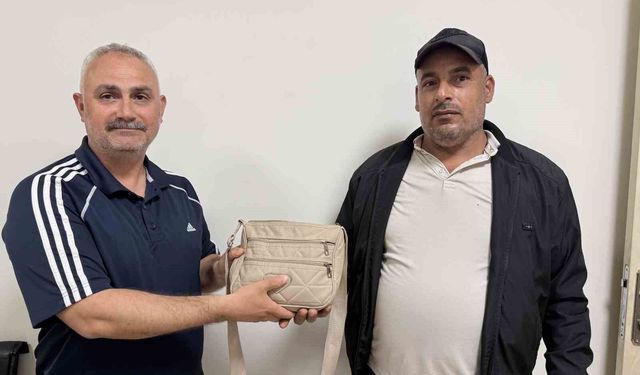 Emekli polis bulduğu içinde 250 bin TL'lik döviz olan çantayı sahibine teslim etti