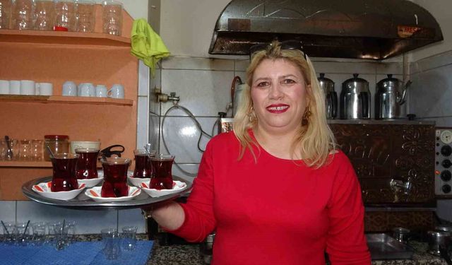 Evde sıkılan kadınlar kıraathaneye gelip masa oyunlarıyla stres atıyor