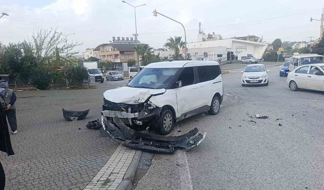 Hafif ticari araçla çarpışan otomobilin sürücüsü yaralandı