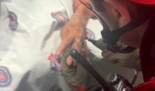 Hastanın parmağına sıkışan yüzüğü itfaiye ekipleri çıkardı