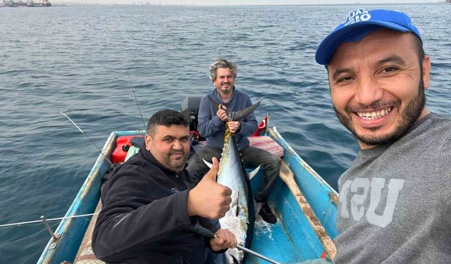 Hobi olarak olta balıkçılığı yapan öğretmen 60 kiloluk orkinos yakaladı