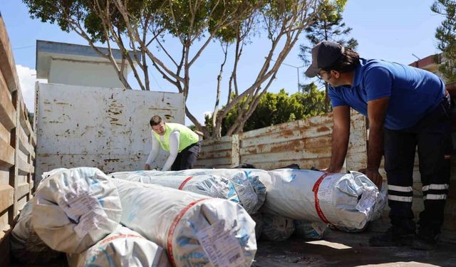 Hortum ve yağıştan zarar gören Kumlucalı çiftçilere sera naylonu desteği