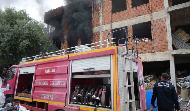 İçi ve etrafı çöplerle dolu metruk bina yangını mahalleliyi tedirgin etti