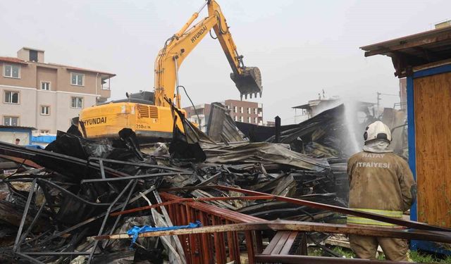 İşçilerin kaldığı 2 katlı yatakhane alevlere teslim oldu