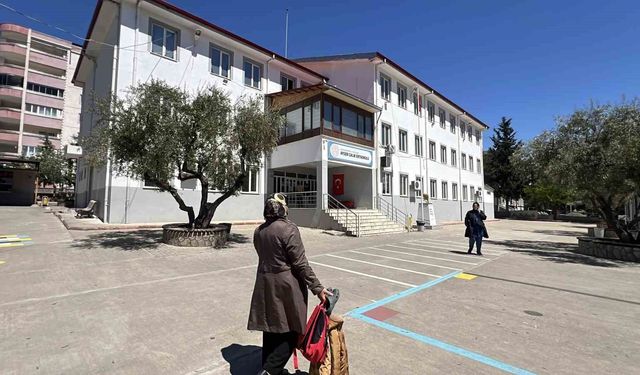 Kahramanmaraş'taki saldırının ardından veliler öğrencilerin eşyalarını okuldan almaya başladı