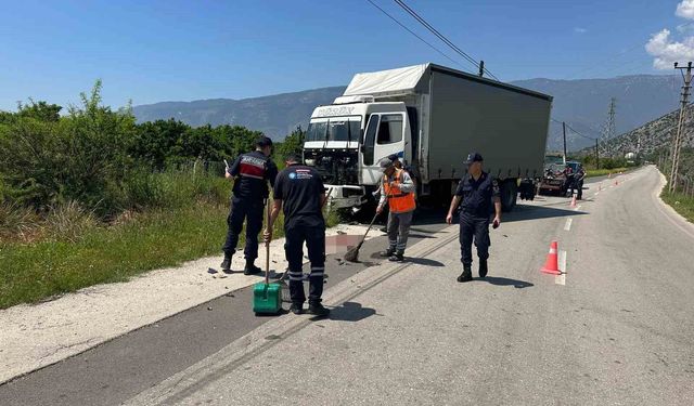 Kamyonla çarpışan motosikletli hayatını kaybetti