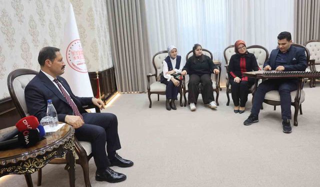 Kanunu ve eşsiz ses yeteneğiyle kulakların pasını silen otizmli Ertuğrul'dan valiyi mest eden mini konser