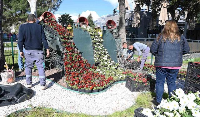 Kemer yaz sezonuna hazırlanıyor, ilçe petunyalarla süsleniyor