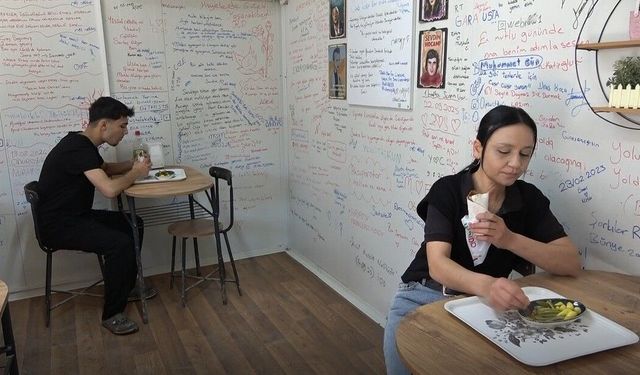 Konteynerdeki çiğ köftecinin duvarları 'duygu duvarı'na dönüştü