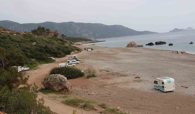 Kumluca'da sahil ve kamu alanlarında karavan konaklaması yasaklandı, karavancılar bölgeden çıkarıldı